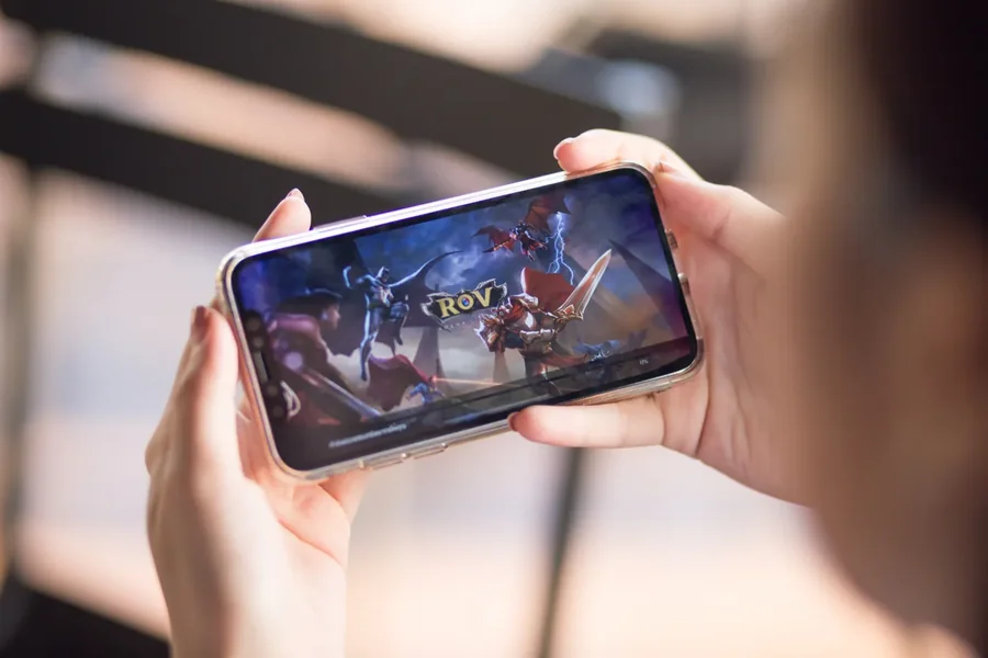 Apple Mobile: Gaming on the Go with Style and Speed Mobile Gaming